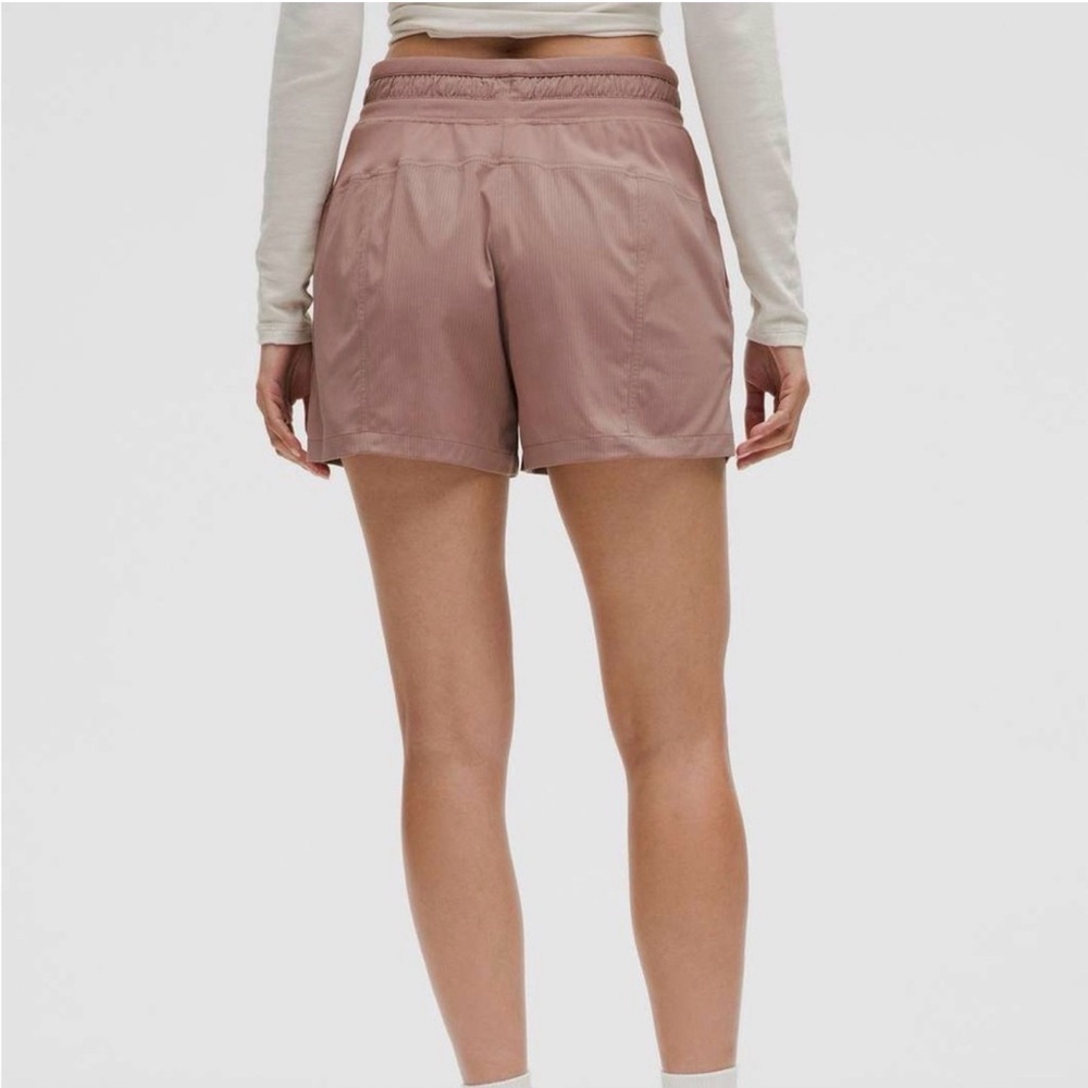 💕 Lululemon dance studio 3 1/2 inch Shorts in twilight Rose size 8 - Picture 3 of 9